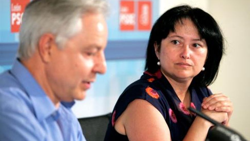 Carlos S. Campillo / ICAL La procuradora del PSOE por León en las Cortes, Ángela Marqués y el secretario provincial de Educación del partido, Celestino Pérez, informan sobre recortes y subida de tasas en educación