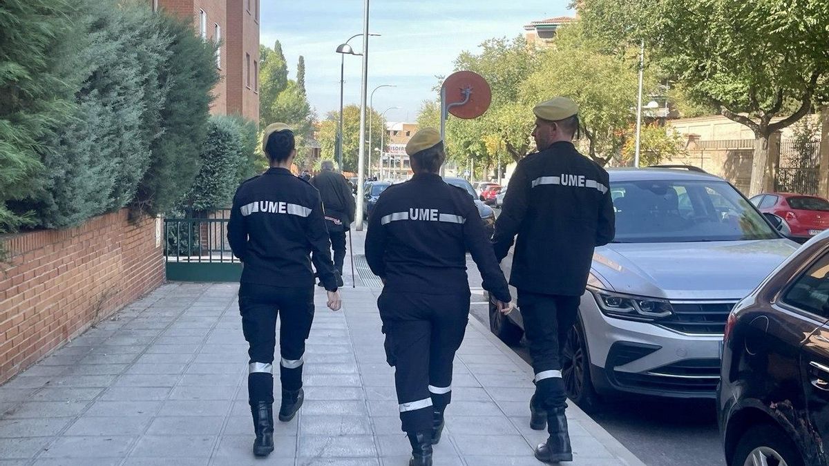 Efectivos de la UME en las inmediaciones de la Casa Sacerdotal en la que se encuentran los familiares de la víctimas del accidente ferroviario de Urda en Toledo