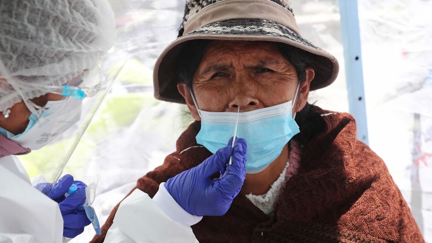 Funcionarios de salud realizan pruebas para detectar la covid-19 en La Paz, Bolivia, en una fotografía de archivo. EFE/Martin Alipaz