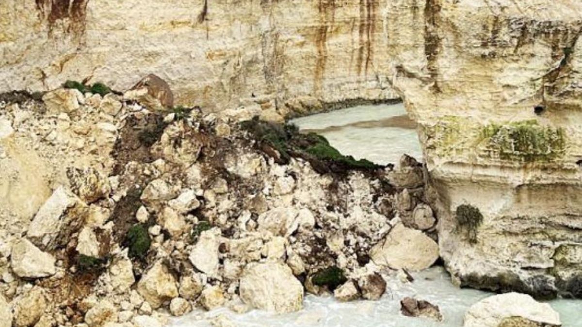 El alcalde de Melendugno, Maurizio Cisternino, que habló con medios locales tras comprobar los daños en la costa, afirmó que era "un golpe devastador al corazón"