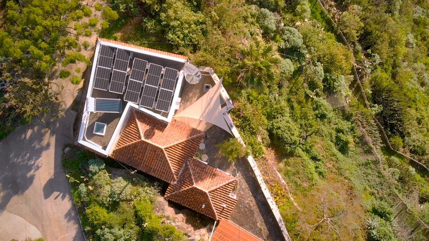 Instalación fotovoltaica en una vivienda.