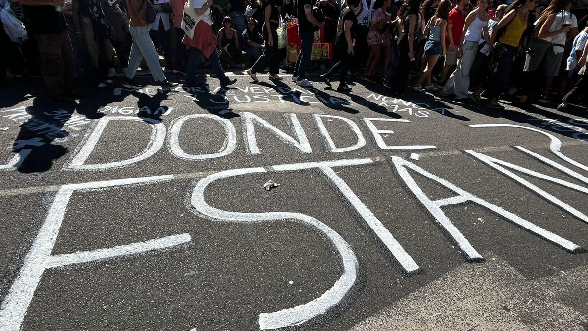 La consigna que guió toda la marcha, pintada en la calle frente a la Catedral: "¿Dónde están?"