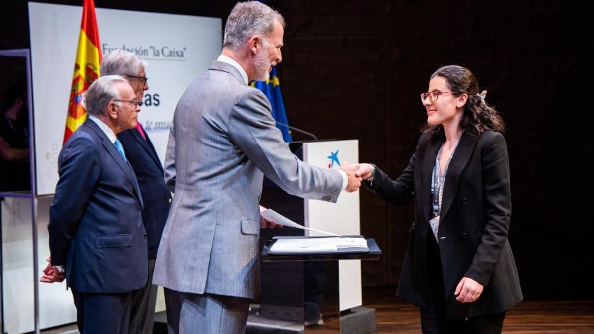 Felipe VI entrega la beca a Anna Prats.