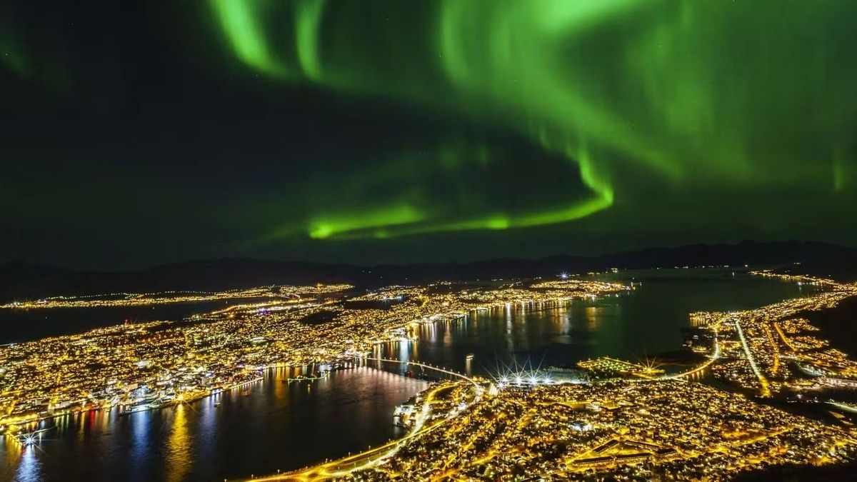 Tromsø bajo las auroras boreales, en Noruega.