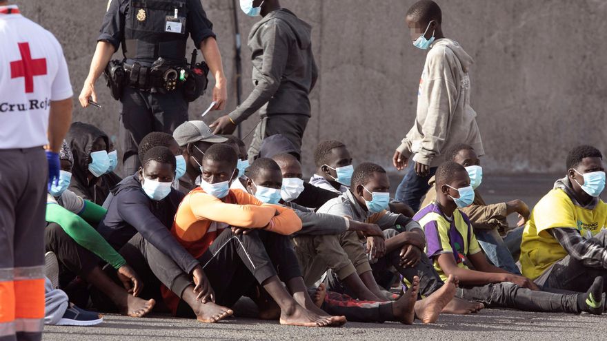 Algunos de los inmigrantes rescatados por la Guardamar Polimnia a su llegada al puerto de Arguineguín.