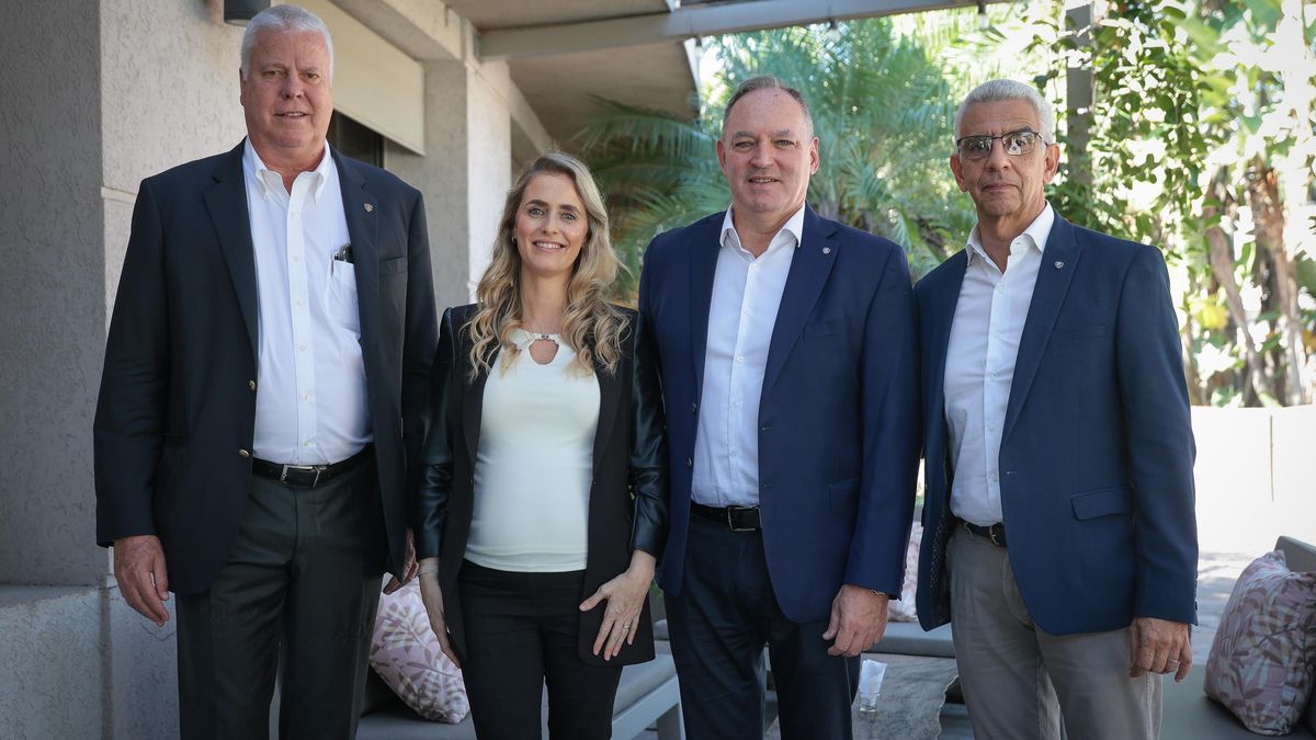 Chistopher Podgorski, CEO latinoamericano de Scania; Corina Di Lella, gerenta de recursos humanos en la Argentina; Sebastián Figueroea, CEO nacional, y Dante Gonella, director industrial local.