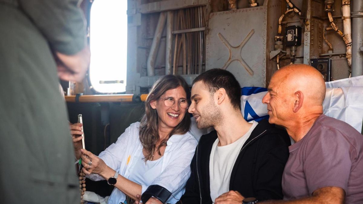 Alon Ohel hace una videollamada junto a su familia a bordo del avión de camino al hospital en Jerusalén este lunes.