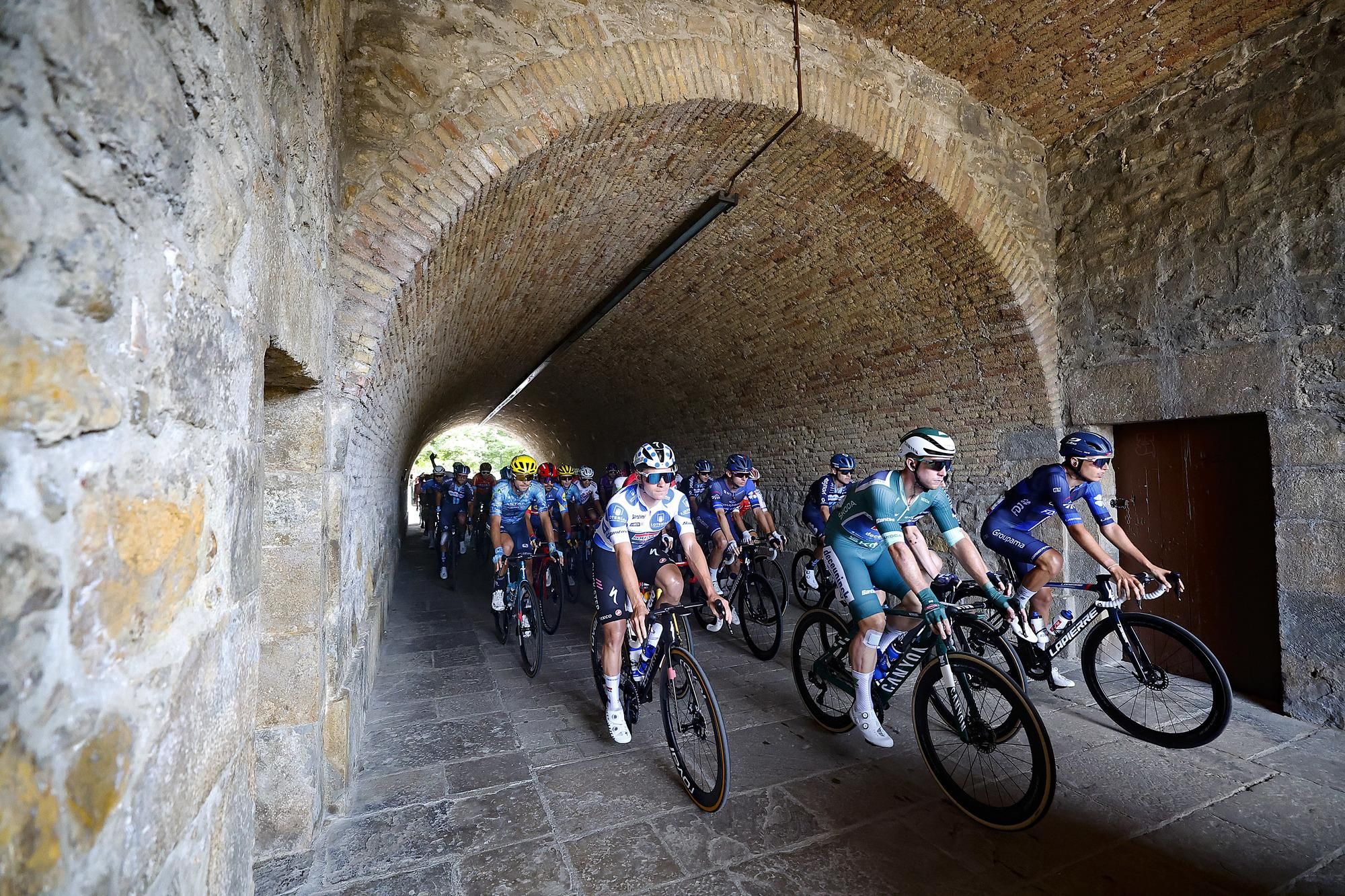 Salida del pelotón de la Ciudadela de Pamplona.