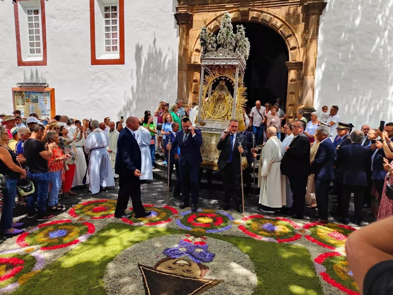 Imagen de archivo de la Virgen de las Nieves a su salida del templo en el Real Santuario.
