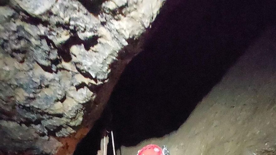 Rescatado un joven santanderino en una cueva en Miera