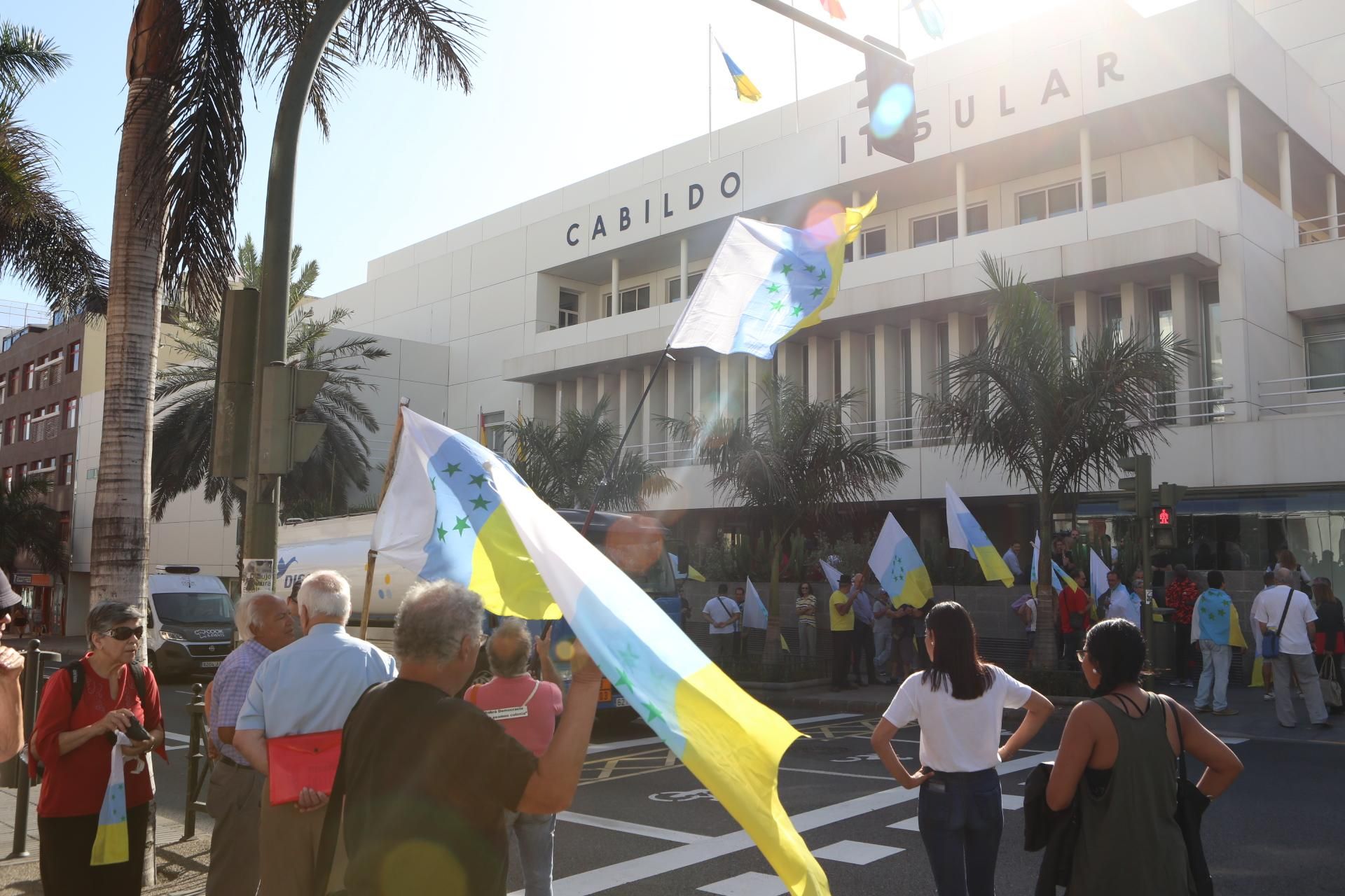 Asistentes al acto del izado de la bandera de las siete estrellas verdes