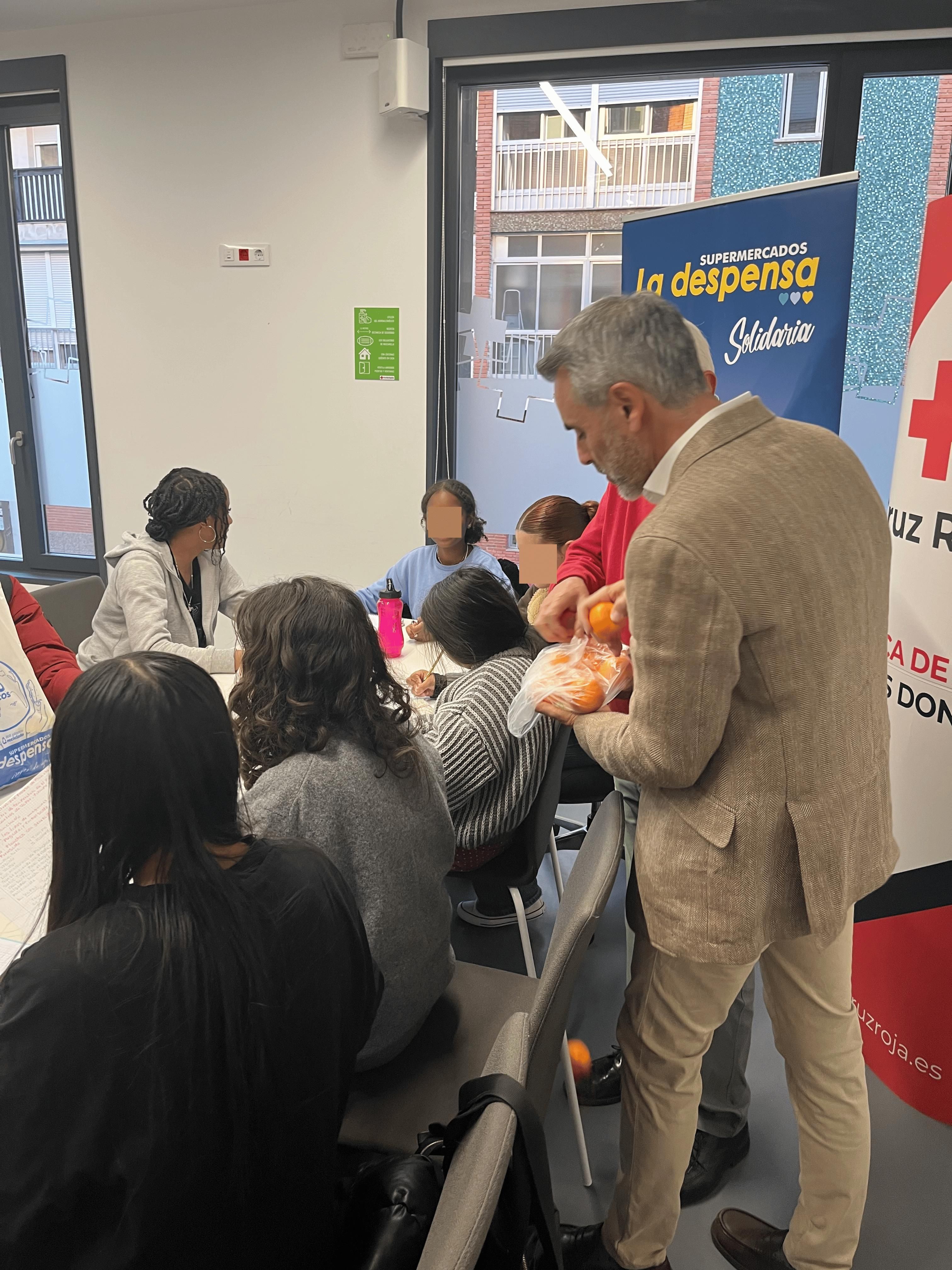 Alumnos y alumnas del proyecto 'Criando en positivo' de Cruz Roja durante su merienda