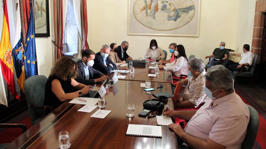 Franquis se compromete a adquirir cerca de 200 viviendas prefabricadas para los afectados por el volcán y solicita suelo para su instalación
