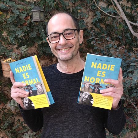 El actor Jordi Sánchez posa con su segundo libro "Nadie es normal". EFE/Foto cedida