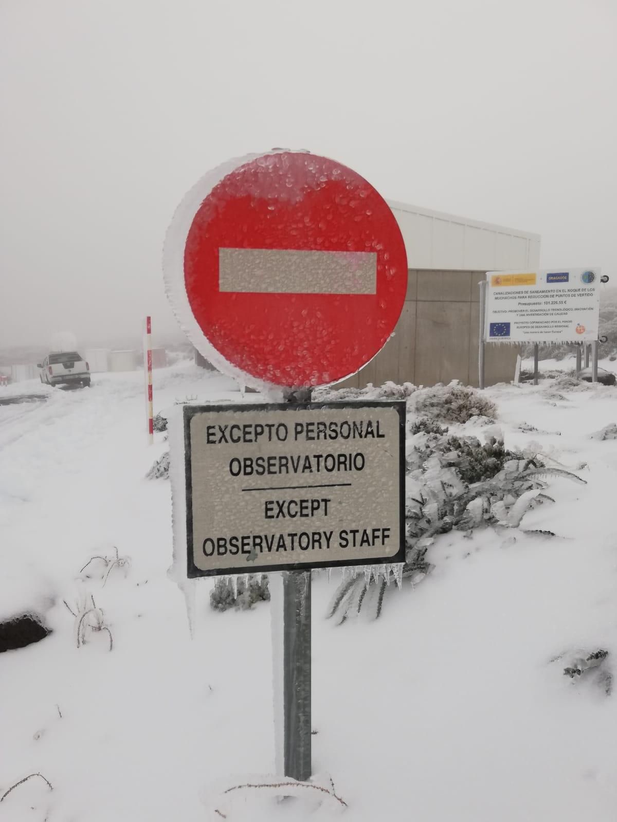 El intenso frío ha congelado la zona del Observatorio de Astrofísica del Roque de Los Muchachos, en las cumbres de Garafía (La Palma). Imagen captada este domingo, 10 enero de 2021.