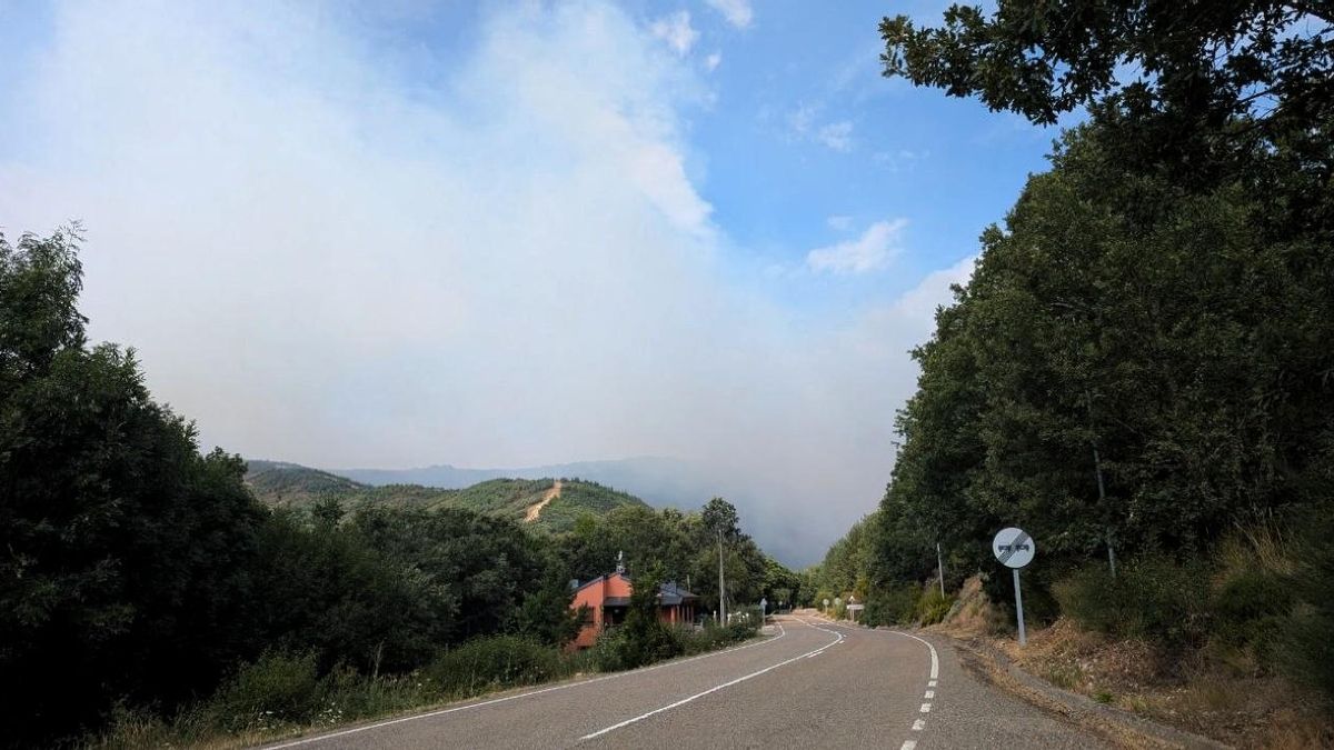 Se mantiene la preocupación por el incendio de Murias de Ponjos ante la previsión de vientos