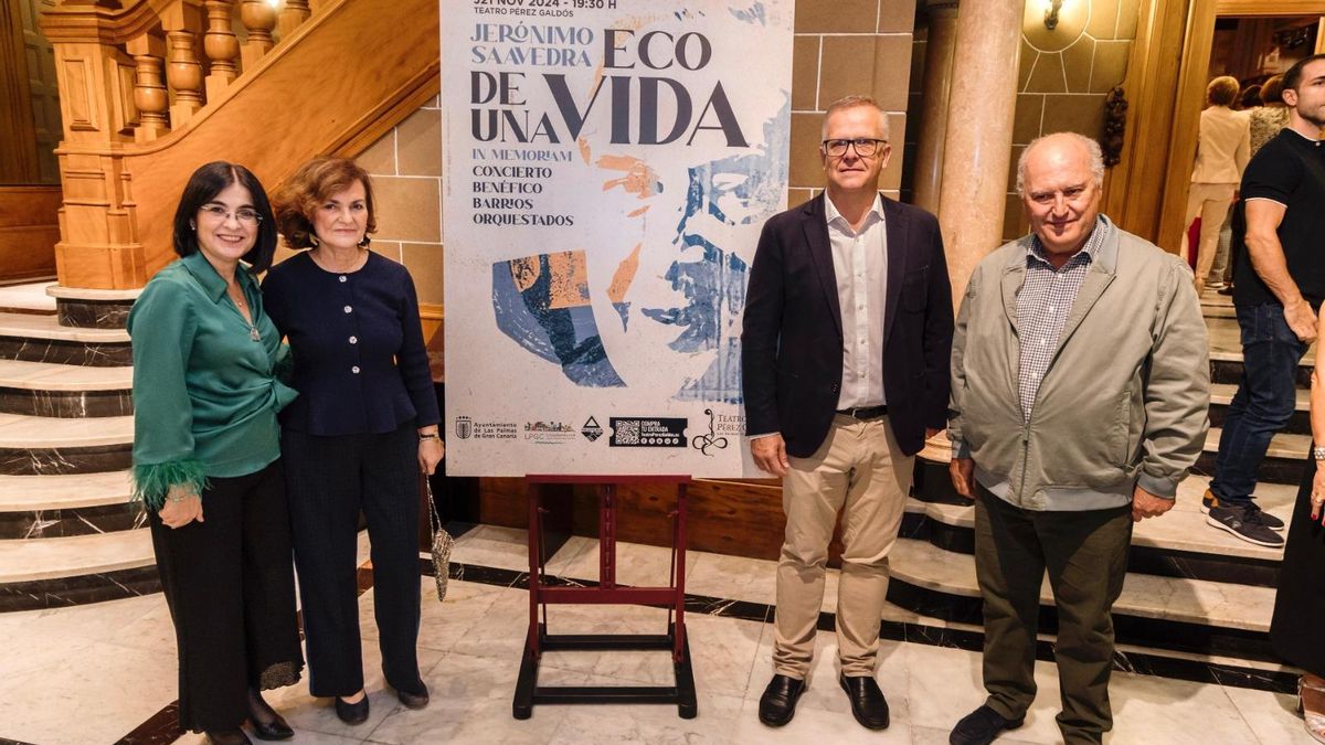 La alcaldesa, Carolina Darias, la presidenta del Consejo de Estado, Carmen Calvo, el familiar de Jerónimo Saavedra Alejandro Peñafiel, y el portavoz de la Asociación Cultural Hesperia 162, Luis Monterrey.