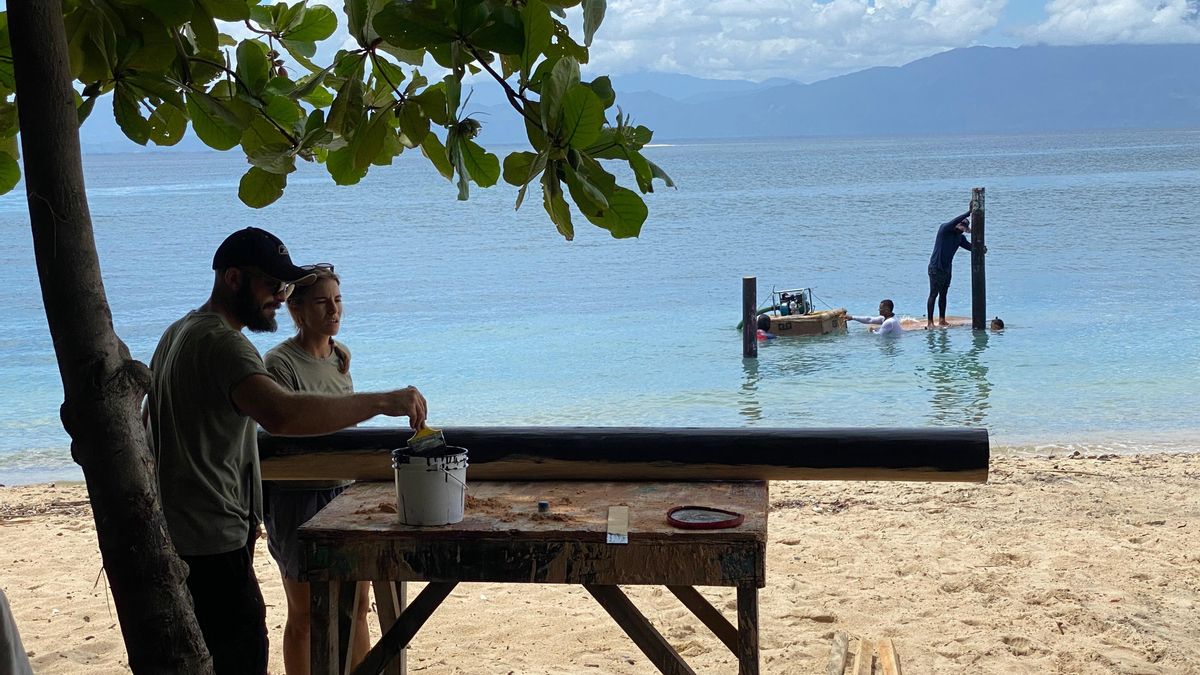 El equipo de Arte embellece con pintura varios troncos que se usarán en la prueba