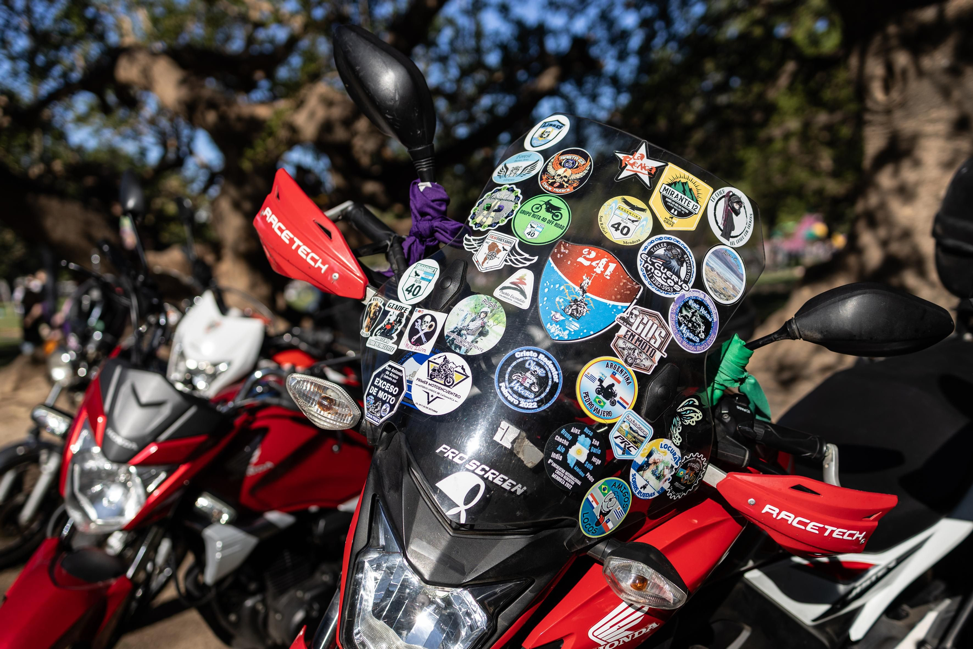 Un parabrisas repleto de calcomanías muestra los sitios recorridos en dos ruedas