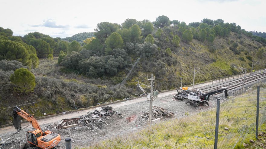 Trabajos de limpieza en las vías, seis días después del siniestro ferroviario ocurrido en Adamuz.