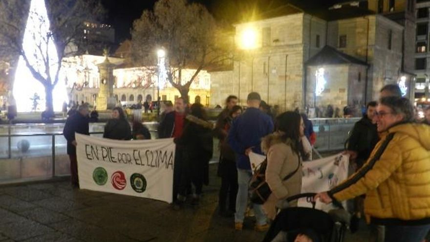 Ambiente familiar antes de comenzar la manifestación por el clima.