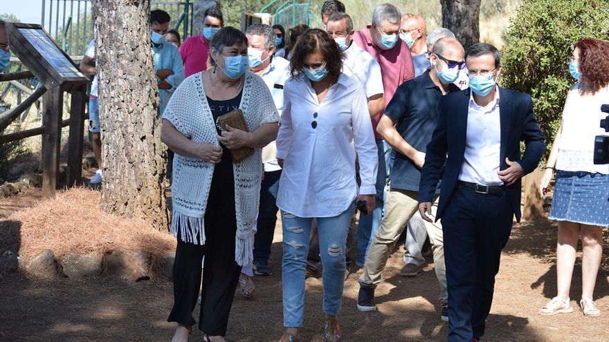 El presidente de la Diputación, a la derecha de la imagen
