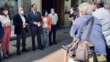 Iturgaiz, con otros miembros del PP, este martes en la inauguración de la sede de Vitoria