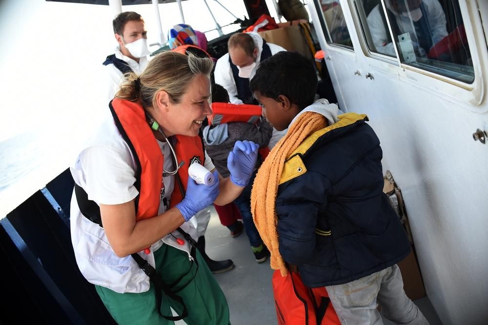 La doctora Erna Rijnierse toma la temperatura y realiza el triaje medico inicial a cada una de las personas que suben a bordo. Fotografía: Ikram N'gadi/MSF