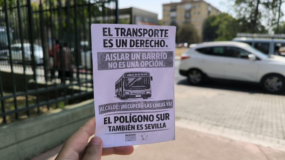 El cartel que denuncia la eliminación de paradas de autobús en el Polígono Sur, dada por una vecina que reside en la zona.