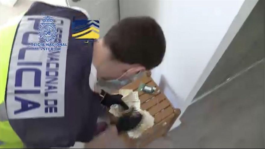 Registro policial durante la operación contra la presunta red de blanqueo de la mafia rusa en Alicante.