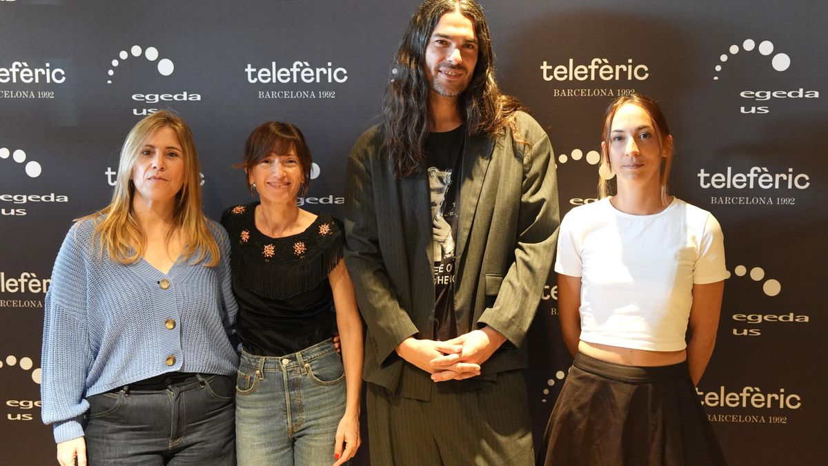 El guionista y director franco-español Oliver Laxe posa junto a las ingenieras de sonido Yasmina Praderas (izq.), Laia Casanovas (der.) y Amanda Villavieja (segunda por la izquierda), miembros del equipo de la película 'Sirat'. EFE/ Octavio Guzman