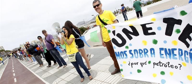 Unas cinco mil personas formaron una cadena humana en la Avenida Marítima de Las Palmas de Gran Canaria convocados por Ecologistas en Acción y la Plataforma por un Nuevo Modelo Energético para manifestar su rechazo a que se autoricen prospecciones petrolíferas en aguas cercanas a Lanzarote y Fuerteventura. EFE/Elvira Urquijo A.
