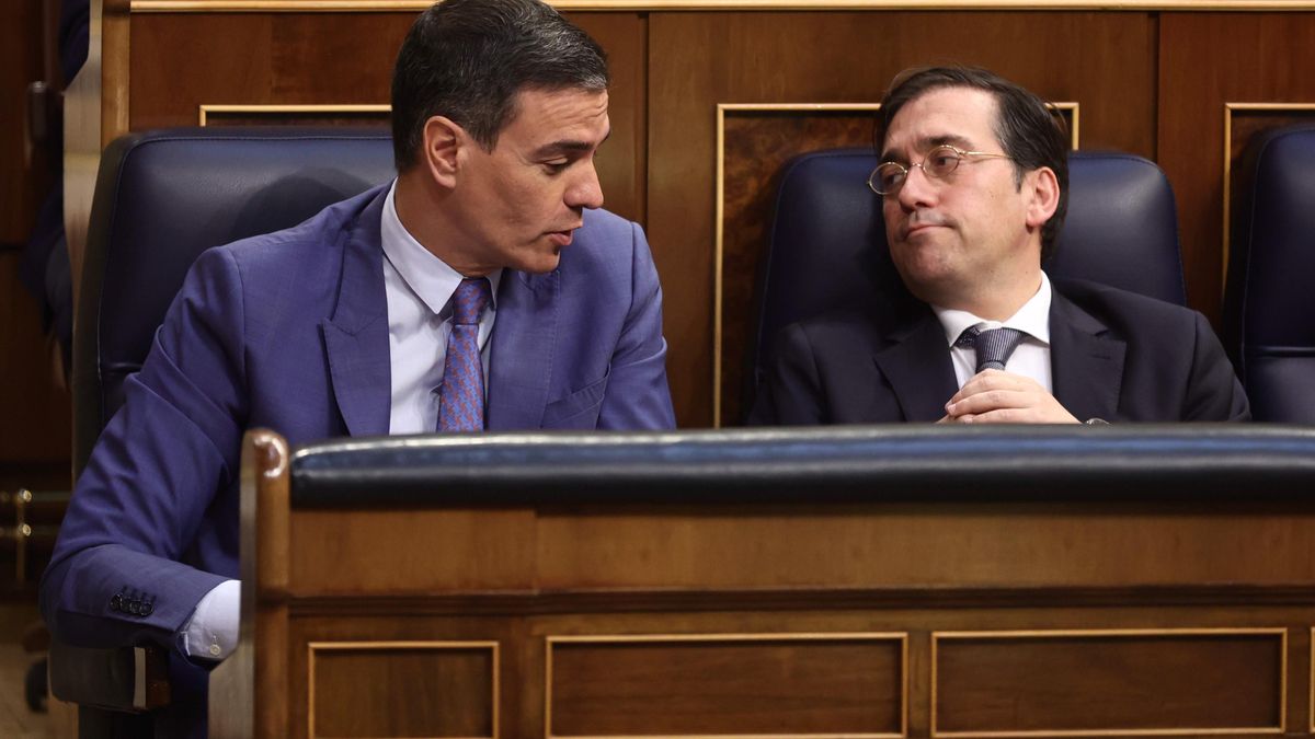 El presidente del Gobierno, Pedro Sánchez (i), y el ministro de Asuntos Exteriores, José Manuel Albares.