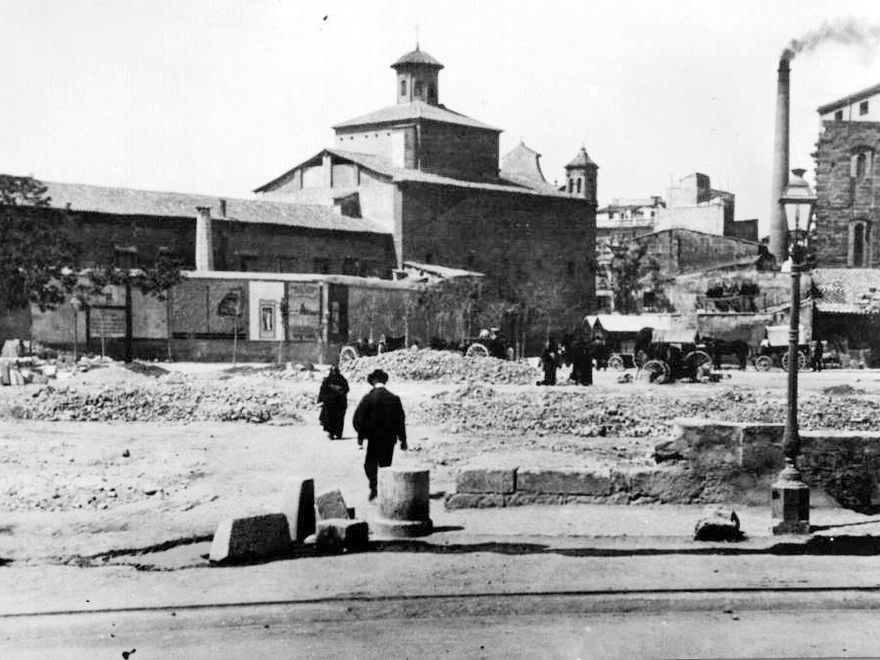 Imagen de la zona de la Porta Pintada con las murallas recién demolidas