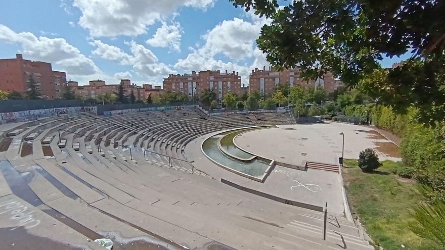 En el auditorio se hace cine de verano. Los vecinos reclaman que se le dote de una mayor programación cultural
