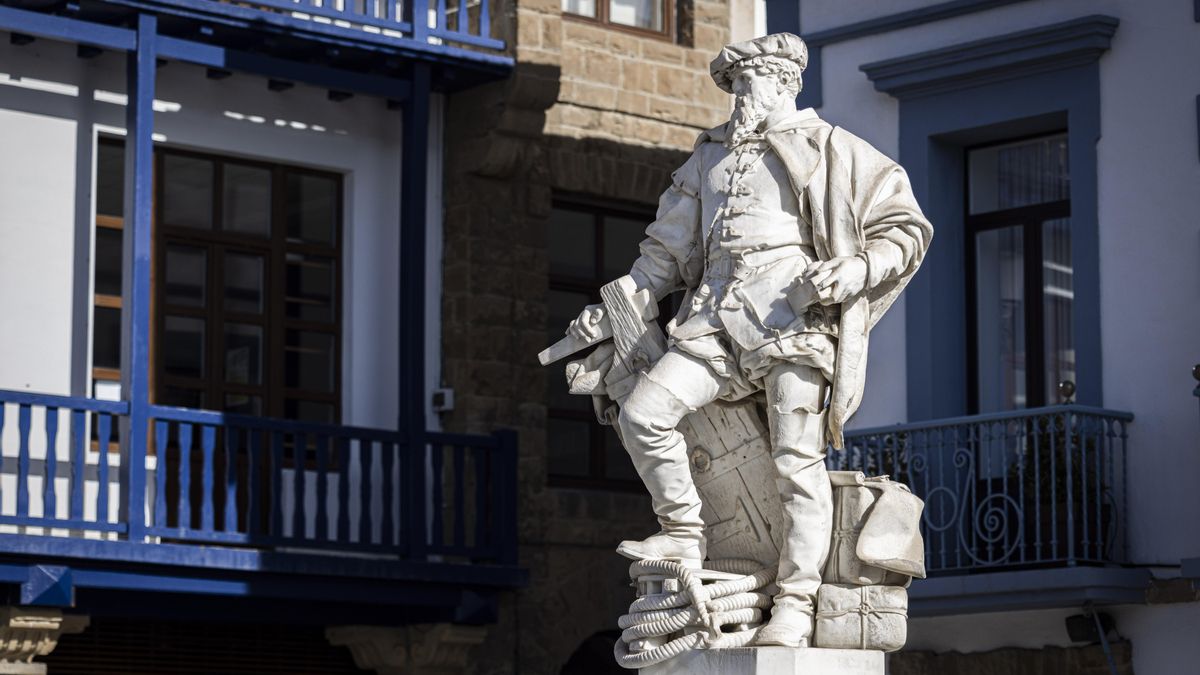 Escultura de mármol de Elcano