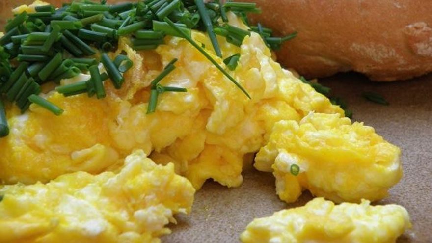 12 recetas de huevos revueltos para solucionar desde un desayuno a una cena