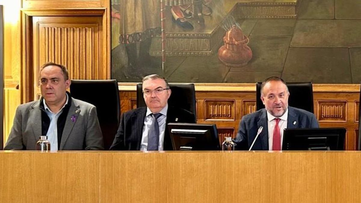 El presidente Gerardo Álvarez Courel (d) junto a sus socios de Gobierno de UPL en la Diputación de León.