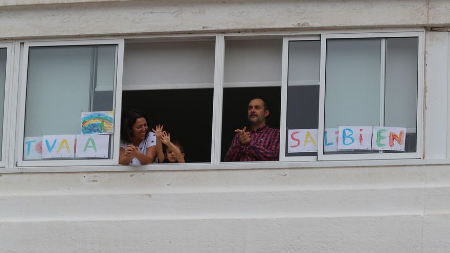 Vecinos de la Plaza Dr. Rafael O´Shanahan de Las Palmas de Gran Canaria aplauden al personal sanitario desde sus ventanas.