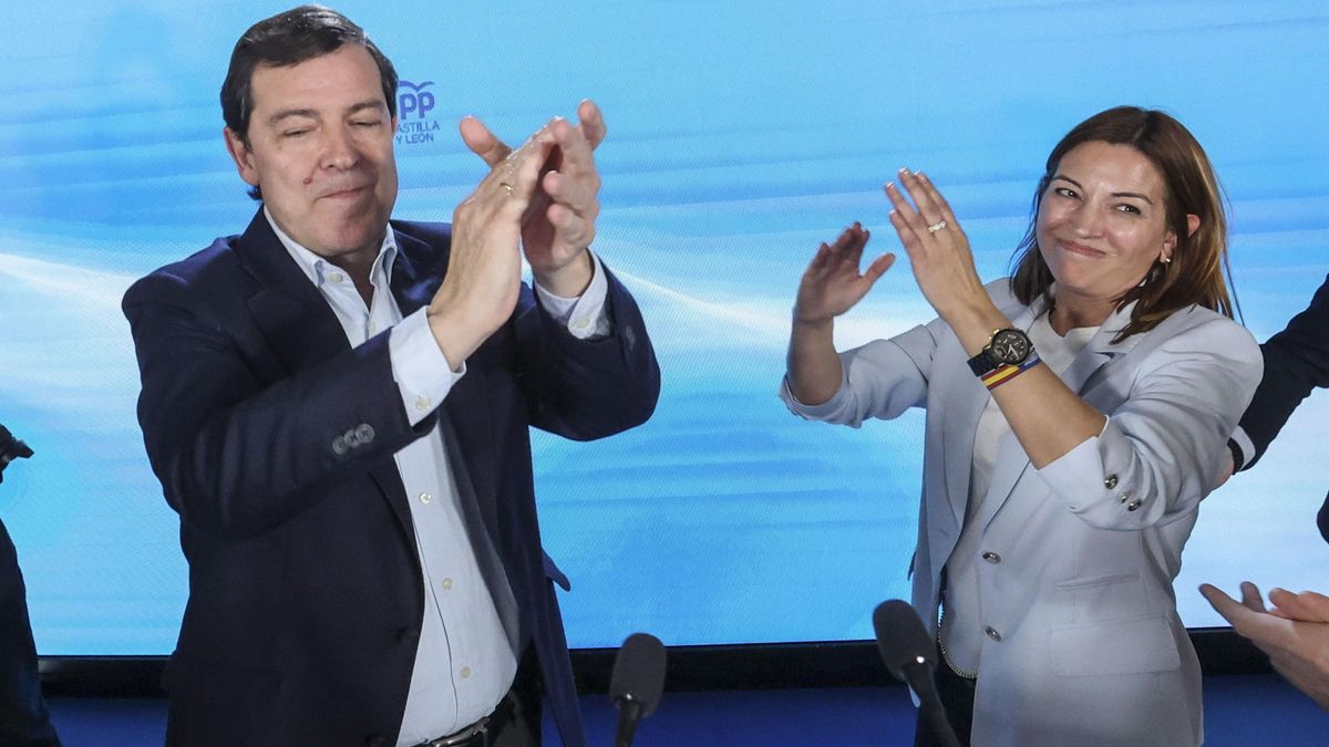 El candidato del PP a la presidencia de Castilla y León Alfonso Fernández Mañueco celebra los resultados electorales tras los comicios castellanoleoneses, hoy domingo en la sede popular en Salamanca. EFE/JMGARCIA