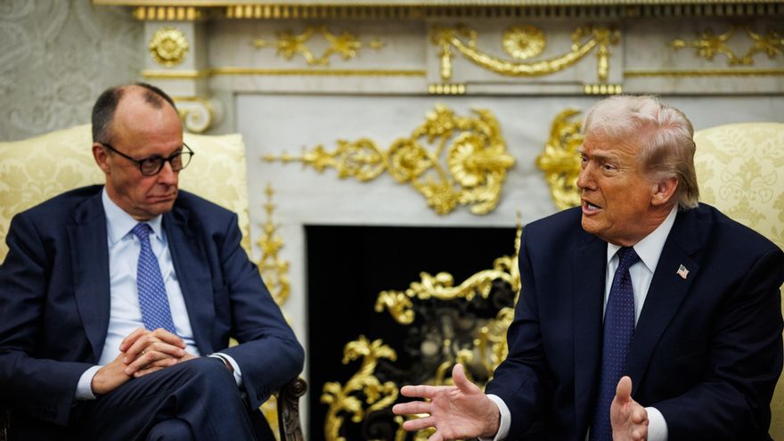 El presidente estadounidense, Donald Trump (derecha), y el canciller alemán, Friedrich Merz, en el Despacho Oval de la Casa Blanca, en Washington, DC, EE. UU. EFE/Samuel Corum