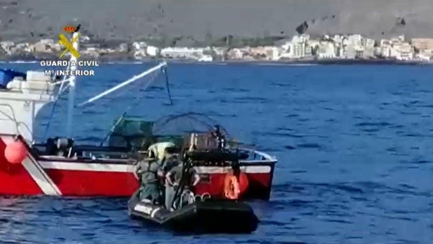 La Guardia Civil sorprende a una embarcación faenando con artes ilegales en la costa de La Gomera