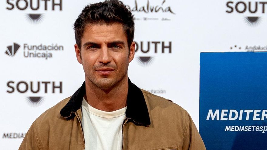 Maxi Iglesias luce sotana en Telecinco: "La gente a la que le conté que me ofrecían esto, me dijo que no lo hiciera"