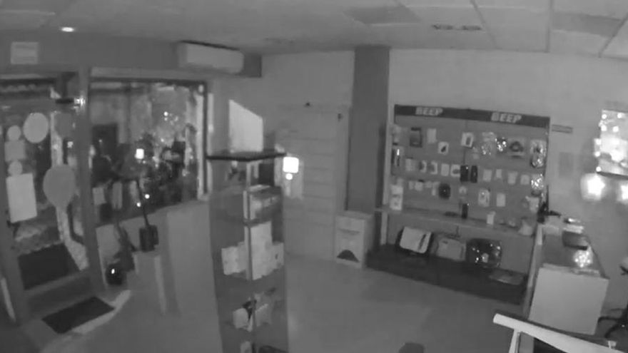 Dos detenidos en Villarrubia de los Ojos tras atracar durante la noche una tienda de telefonía