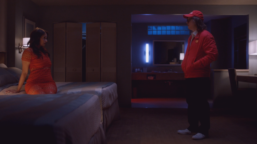 En “El repatidor de pizzas”, Clark Duke resiste ante una “ofrecida” Davie Blue.