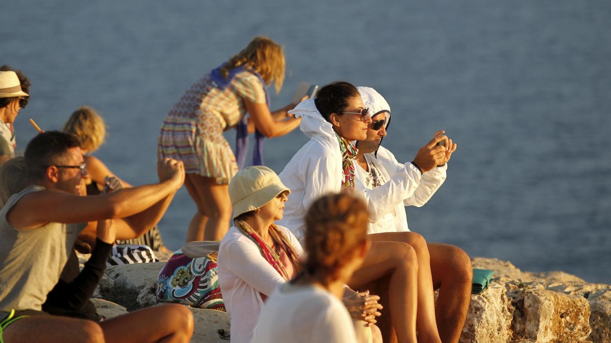 Turistes contemplant la posta de sol a Formentera.