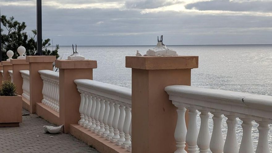 Vandalismo en el paseo marítimo de Telde: el Ayuntamiento pide civismo tras la rotura de varios remates