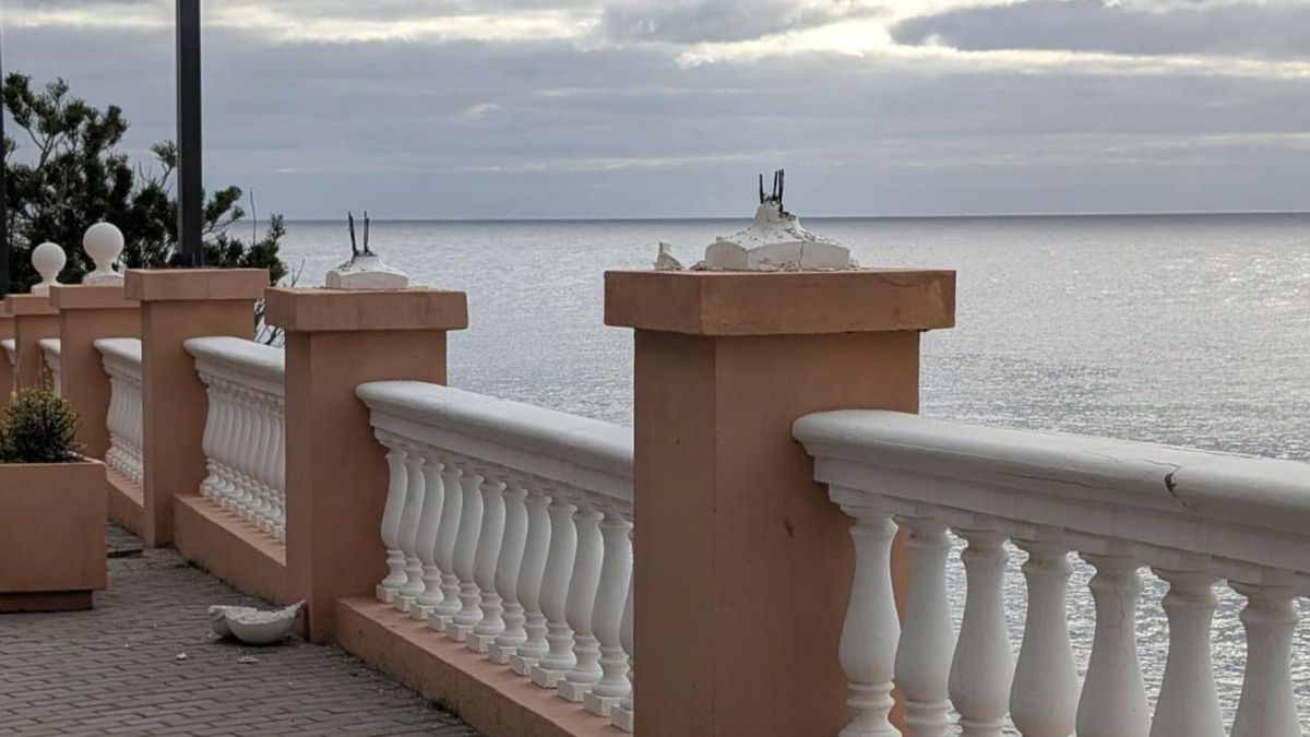 Vandalismo en el paseo marítimo de Telde: el Ayuntamiento pide civismo tras la rotura de varios remates