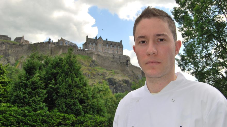 Juan Santiago y el Palacio Holyrood al fondo