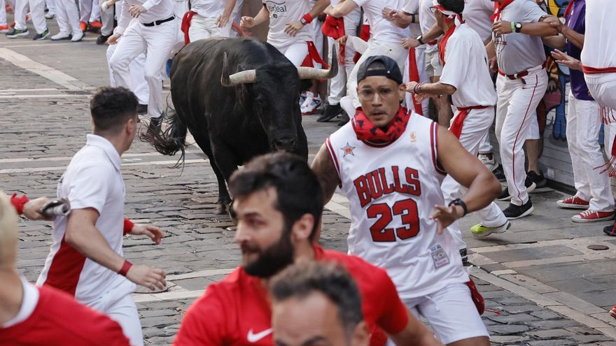 Los mozos corren durante el séptimo encierro de los Sanfermines ante los toros de la ganadería de Victoriano del Río Cortés. este miércoles en Pamplona. EFE/Villar Lopez